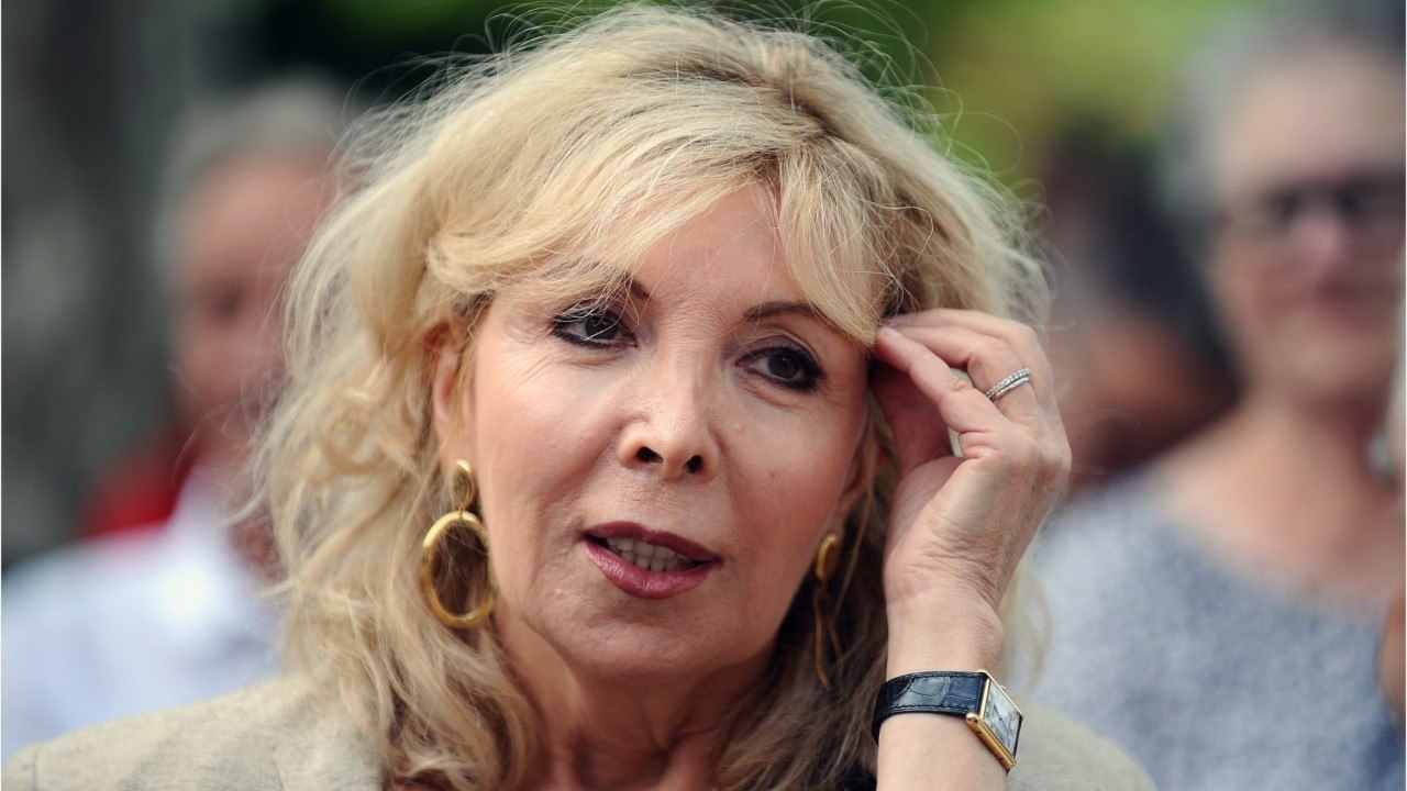 GALA VIDEO - Charlie Hebdo : Maryse Wolinski inséparable d’un post-it de son époux Georges, 5 ans après les attentats