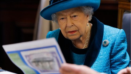 GALA VIDEO - Elizabeth II dans la tourmente à cause d'Andrew : cette sortie qui lui remonte le moral