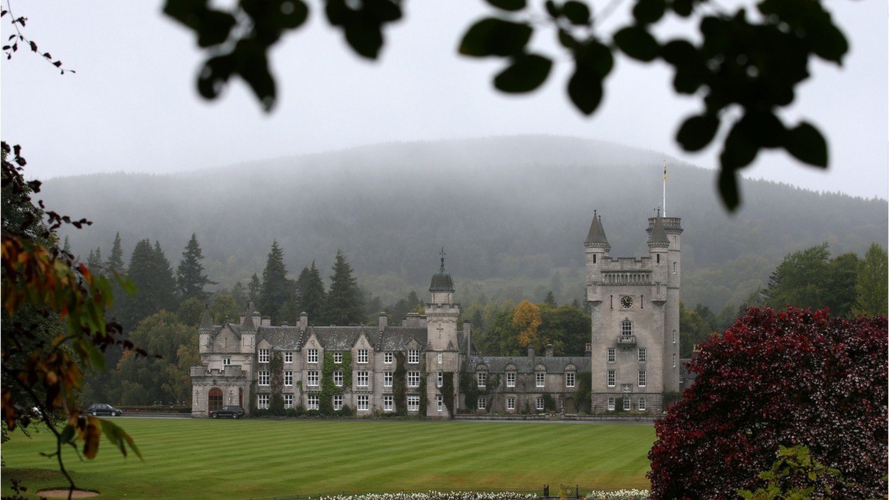 GALA VIDEO - Le prince George et sa soeur Charlotte, cajolés par un membre de la famille royale pendant leurs vacances à Balmoral