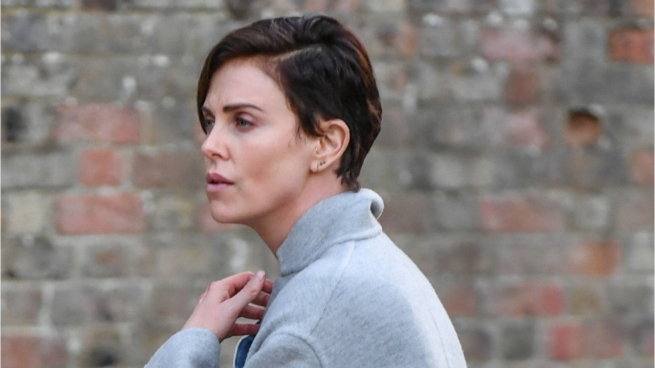 GALA VIDEO - Charlize Theron change encore de tête et craque pour une coupe tendance difficile à porter