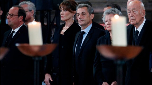 GALA VIDÉO - Carla Bruni très curieuse : comment elle a papoté avec François Hollande pendant les obsèques de Jacques Chirac