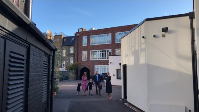 GALA VIDÉO - Adorable ! La princesse Charlotte sert la main de sa maîtresse pour la rentrée des classes