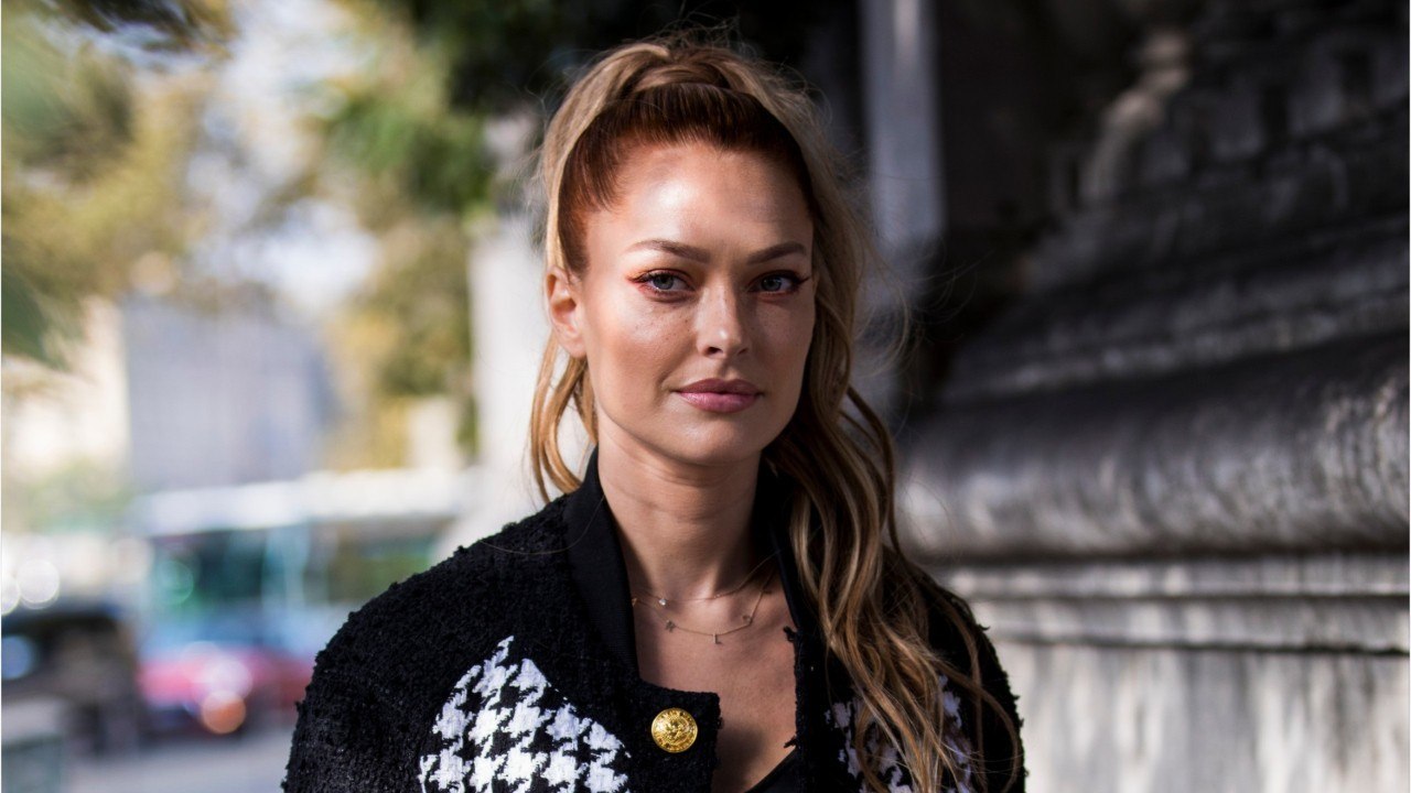 GALA VIDEO - Caroline Receveur remet à la mode le maillot fluo des années 80