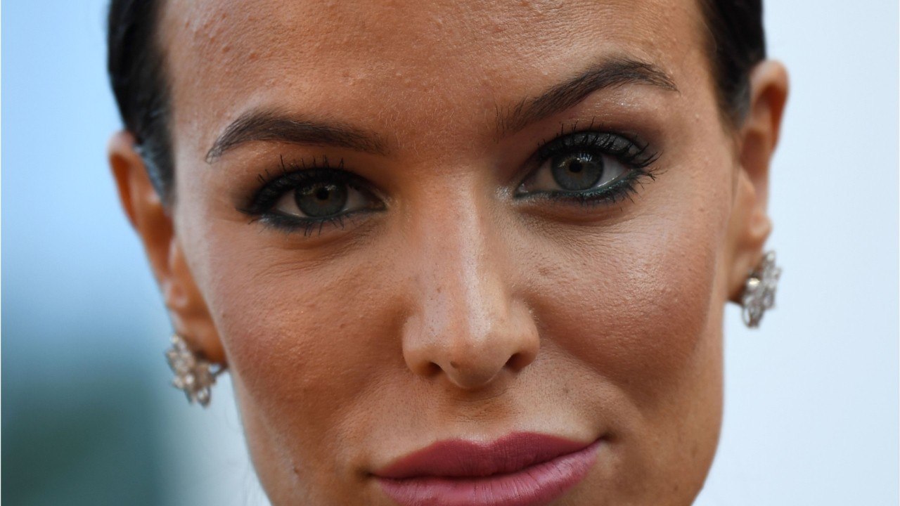 GALA VIDÉO – En maillot ultra sexy, Jade Lagardère enfile les brassards de ses enfants « pour éviter de se noyer "