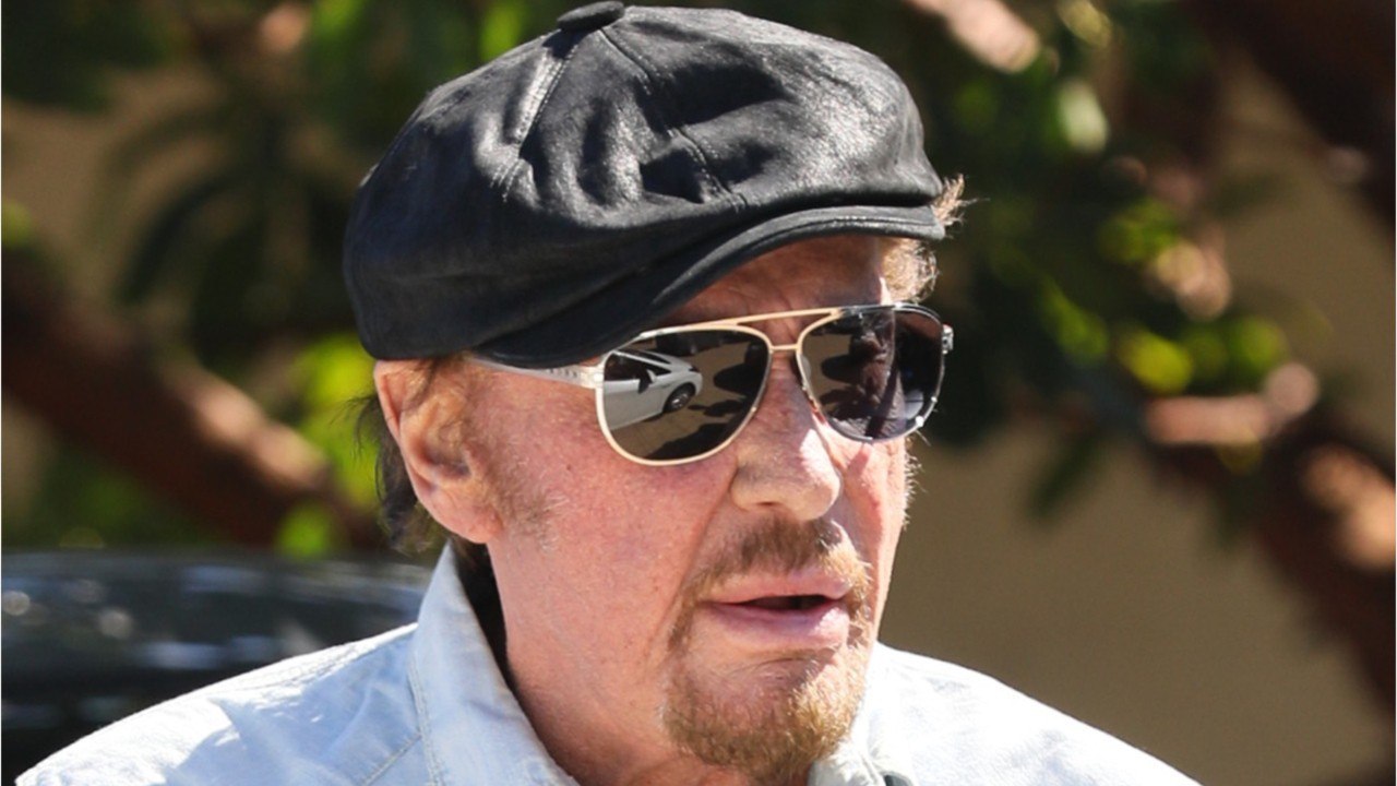 GALA VIDEO - La tombe de Johnny Hallyday menacée par les crabes et le sable ! L’avocat de Laeticia alarmiste