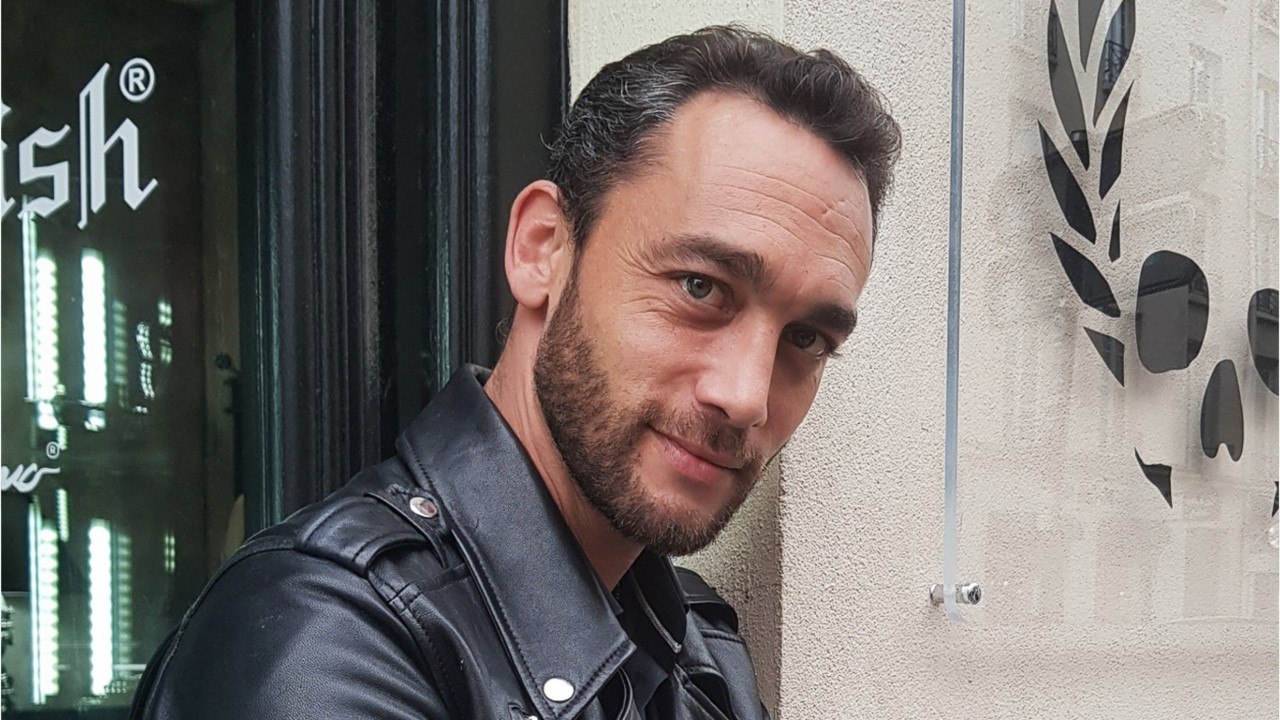 GALA VIDEO - Interrogé sur Laeticia Hallyday, le sosie vocal de Johnny Jean-Baptiste Guégan botte en touche