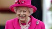 GALA VIDEO - Oups… la reine Elisabeth échappe de peu à un drôle d’accident sous les yeux de Gillian Anderson