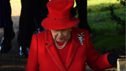 GALA VIDÉO - Un accident vestimentaire a bien failli gâcher la messe de Noël d'Elizabeth II