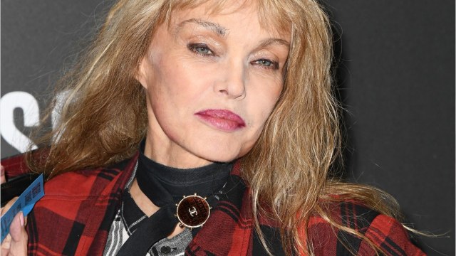 GALA VIDÉO - Arielle Dombasle offre ses voeux de manière très excentrique… les internautes ne la loupent pas