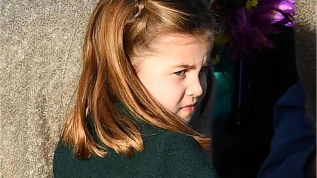 GALA VIDEO- Une vraie séductrice : la princesse Charlotte n'a pas voulu lâcher un cadeau fait par un garçonnet à Noël