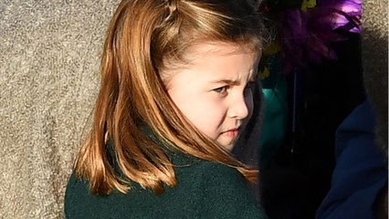 GALA VIDEO- Une vraie séductrice : la princesse Charlotte n'a pas voulu lâcher un cadeau fait par un garçonnet à Noël