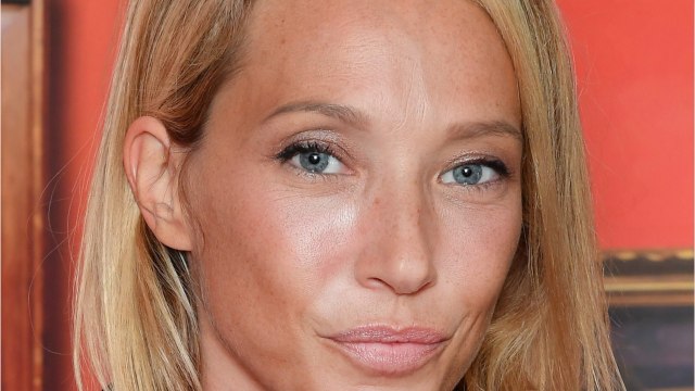 GALA VIDÉO - Le cercueil de Johnny Hallyday en danger : Laura Smet s’impose face à Laeticia