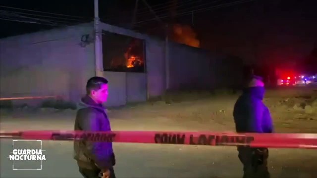 Un Impresionante incendio consumió una bodega de plásticos y aceite ubicada en El Salto
