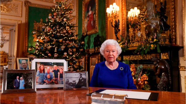 GALA VIDEO - Elizabeth II a-t-elle sciemment snobé Meghan et Harry lors de son allocution de Noël ?