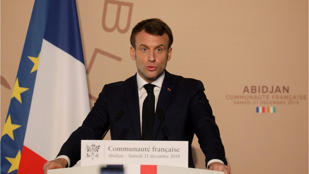 GALA VIDÉO - À Noël, Emmanuel et Brigitte Macron ont fait une petite balade en amoureux