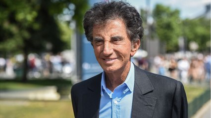 GALA VIDEO - Jack Lang à nouveau épinglé pour sa garde-robe : 500 000 euros de costumes ?