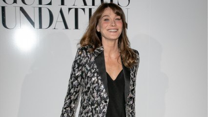 GALA VIDEO - Quand Carla Bruni se déhanche en brassière et jean slim