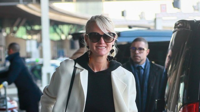 GALA VIDÉO - Laeticia Hallyday : revenue à L.A., elle n’est pas seule… et prête même les affaires de Johnny