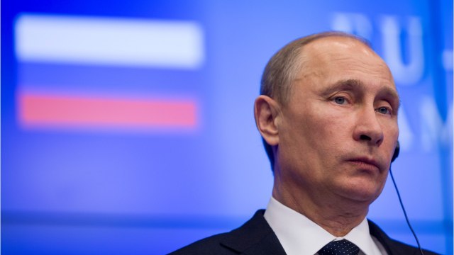 GALA VIDEO - Rififi devant l’Elysée : la rencontre Emmanuel Macron / Vladimir Poutine perturbée par une Femen