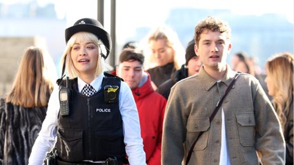 GALA VIDÉO - Le fils de Jude Law amoureux : Rafferty en couple avec une célèbre chanteuse !