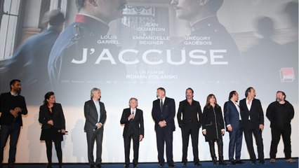 GALA VIDEO - Vincent Perez, sa femme Karine Silla et leur fille Tess tout sourire pour une sortie en famille