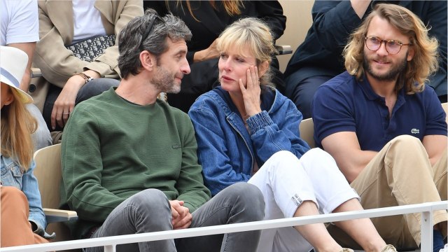 GALA VIDEO - Karin Viard : découvrez pourquoi elle n'achète jamais deux fois la même crème visage