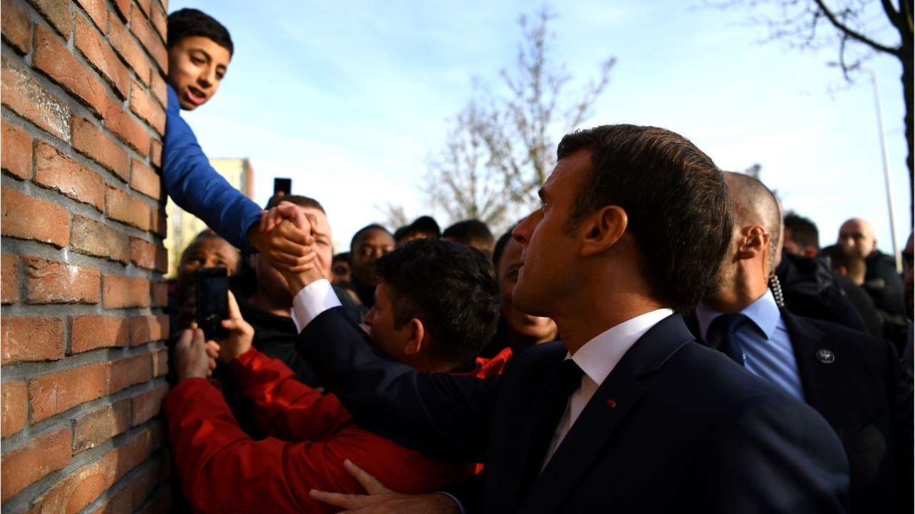 GALA VIDEO - Emmanuel Macron : ces invitations surprenantes qu’il a reçues lors de sa visite à Amiens