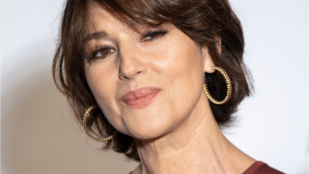 GALA VIDEO - Monica Bellucci très présente pour ses filles : « Comme toutes les mamans, je dépose mes enfants à l’école, puis je fais les courses "