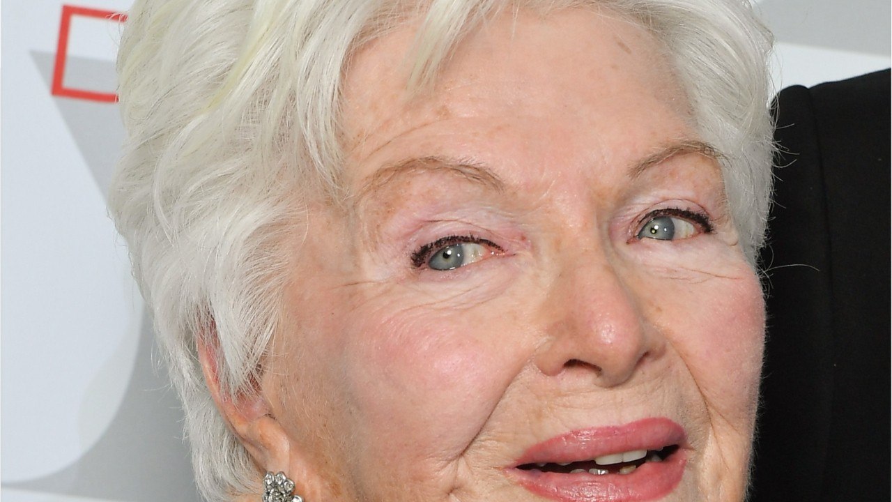 GALA VIDEO - Line Renaud, 91 ans, se confie après son accident : "J'ai passé cinq mois allongée"