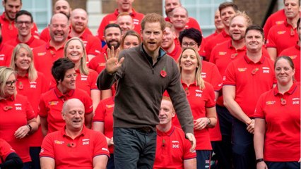 GALA VIDEO : La réaction du prince Harry quand une athlète lui met (involontairement) la main aux fesses !