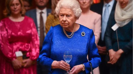 GALA VIDEO - Elizabeth II : pourquoi elle fait couler du gin à flot à Buckingham