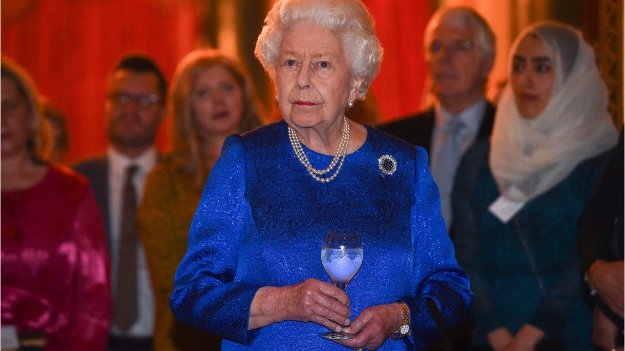 GALA VIDEO - Elizabeth II se maquille toujours toute seule, sauf un jour très particulier dans l’année