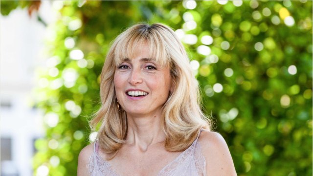 GALA VIDEO - PHOTO – Julie Gayet fan de rugby, se console malgré l’échec des Bleus