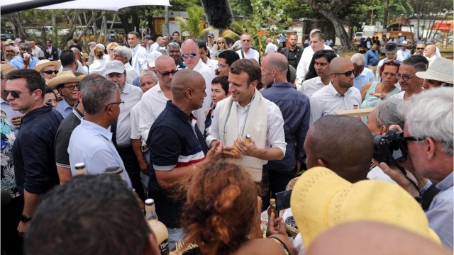 GALA VIDÉO - Emmanuel Macron trop familier avec un jeune Réunionnais se fait rabrouer
