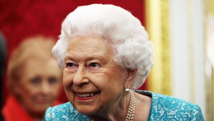 GALA VIDEO - Elizabeth II piégée par l'une de ses employées : découvrez son étonnante réaction !