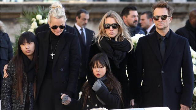 GALA VIDÉO - L’exhumation de Johnny, une vengeance de Laeticia Hallyday ? Cette coïncidence qui interpelle