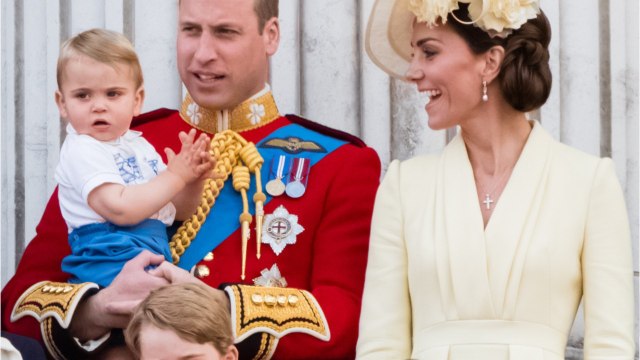 GALA VIDÉO - Le prince George, surexcité pendant un match de foot, fait le show dans les tribunes