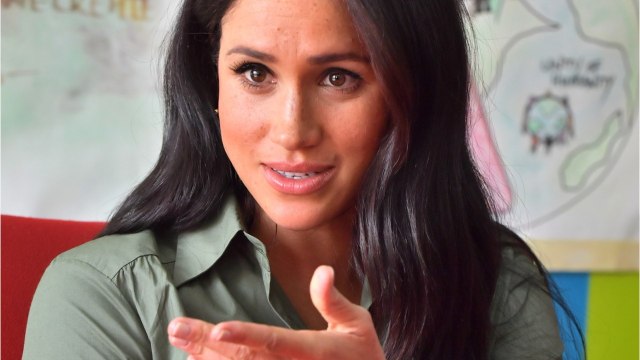 GALA VIDÉO - Meghan Markle et Harry gâtés : ces voitures de luxe envoyées par Buckingham en Afrique