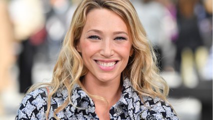GALA VIDEO - Coup de théâtre ! Laura Smet fait suspendre l’exhumation de son père voulue par Laeticia Hallyday
