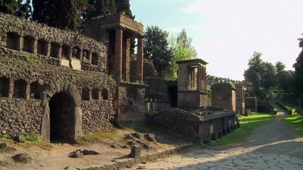 Un rompecabezas de trocitos de frescos de Pompeya en manos de un robot que lo reconstruya