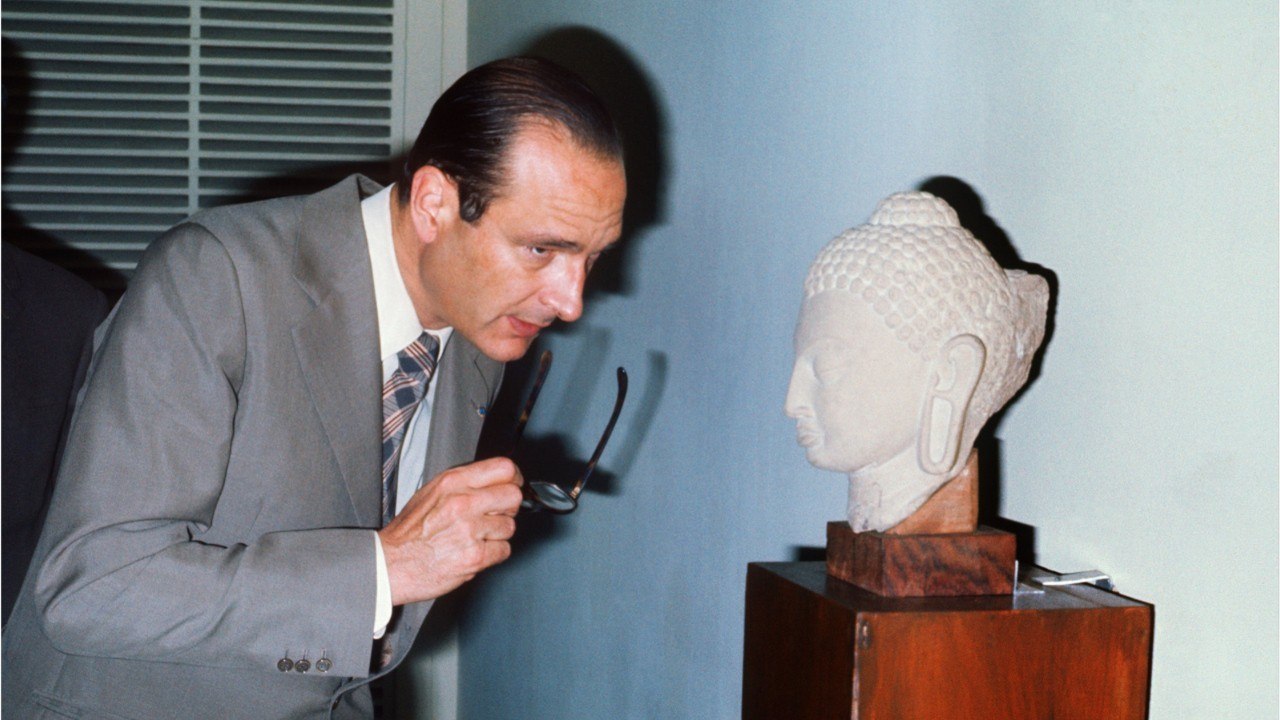 GALA VIDEO - “Il est fou” : quand Jacques Chirac embrassait “à pleine bouche” une jeune journaliste à l’Elysée