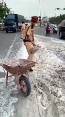 CSGT dọn đất rơi ở đường