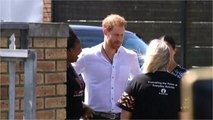 GALA VIDÉO - Meghan Markle Et Harry Main Dans La Main : Le Couple Accueilli Par Des Enfants Pour Sa Premier Sortie Du Royal Tour (1)