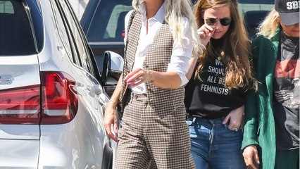 GALA VIDÉO - Folle amoureuse de Pascal Balland, Laeticia Hallyday prolonge son séjour à Paris, avec l’aval de Jade et Joy !