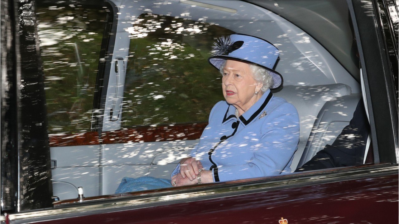 GALA VIDEO - Elizabeth II : découvrez son petit plaisir au moment de passer à table