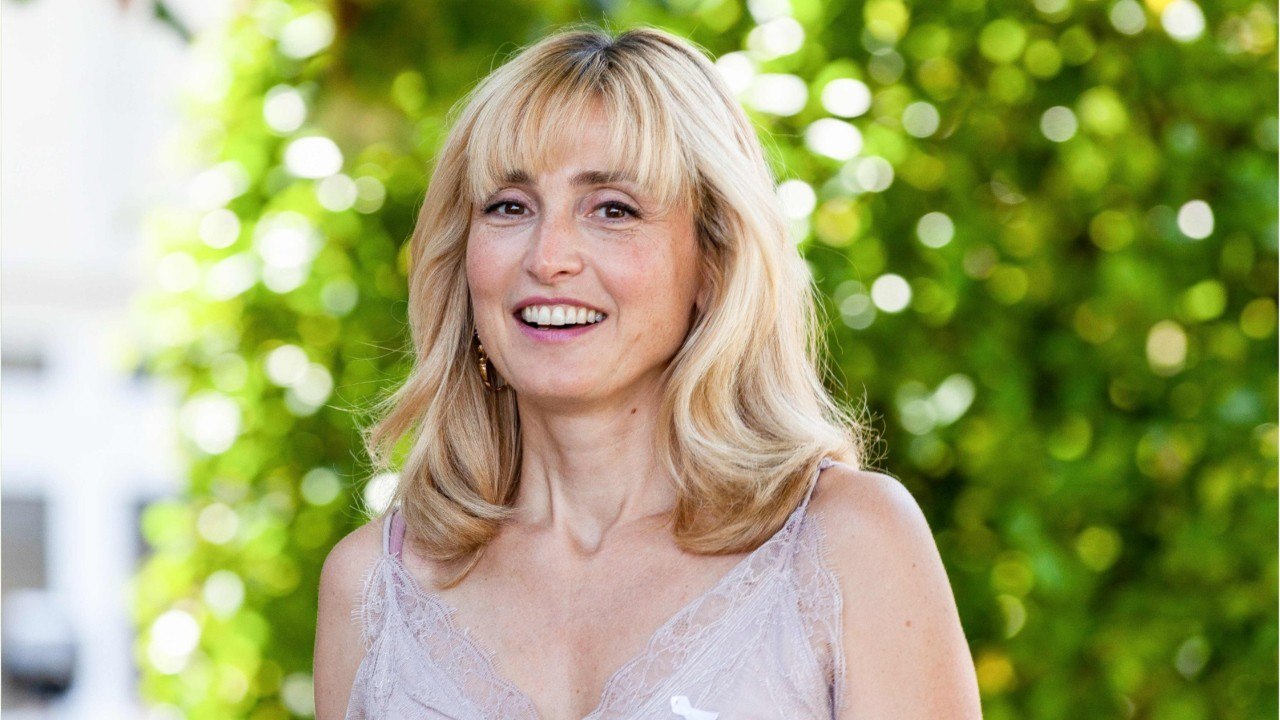 GALA VIDÉO - Julie Gayet « tiraillée entre deux hommes " ? Ses étonnantes confidences sur sa vie amoureuse