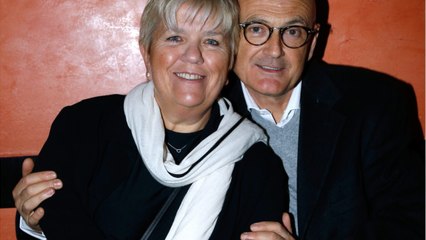GALA VIDEO : Mimie Mathy blessée : son bras immobilisé après “une lourde chute”