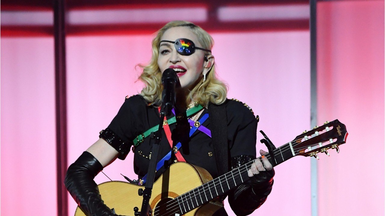 GALA VIDÉO – Madonna, bientôt 61 ans… et toujours aussi souple !