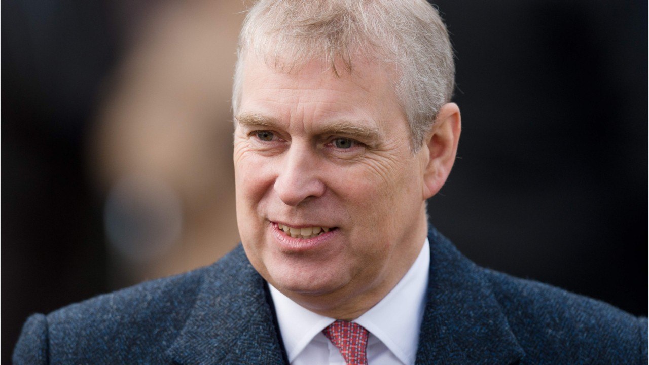 GALA VIDÉO - Le prince Andrew mêlé à l’affaire Jeffrey Epstein : ces photos qui accablent (encore) le fils préféré d’Elizabeth II