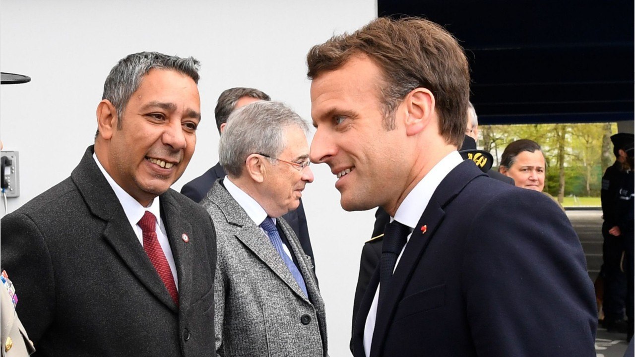 GALA VIDEO - Emmanuel Macron, gourmand, a craqué pour un péché mignon en vacances